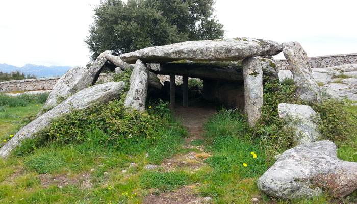 Dolmen at the entrance to Luras
